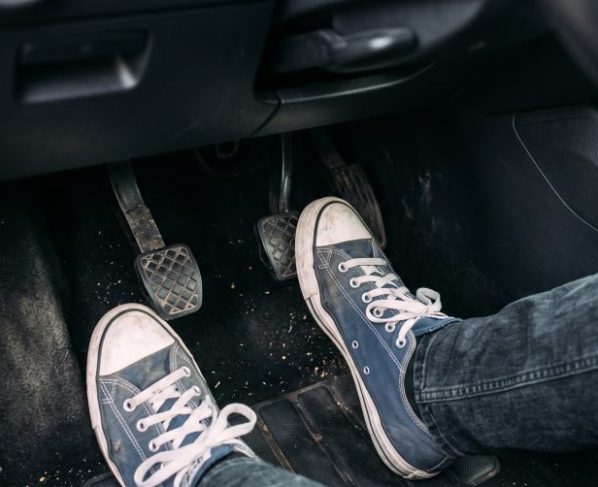 Descansar o pé no pedal da embreagem enquanto dirige: esse vício comum gera multa?