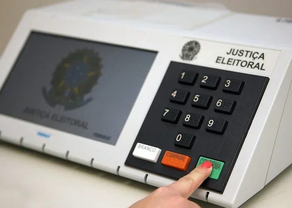 Descredibilizar processos eleitorais é estratégia da extrema direita no mundo todo, avalia cientista política