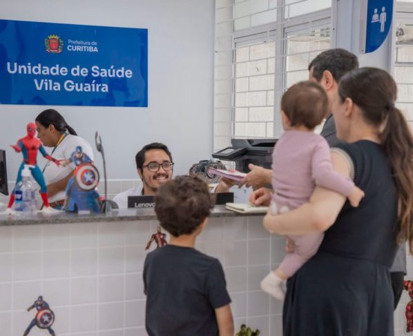 Dia D de vacinação em Curitiba atrai mais adultos do que crianças, o público-alvo da campanha