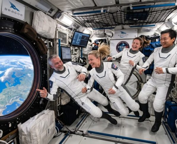 Em abril de 2025, quatro astronautas privados a bordo da missão Fram2, da SpaceX, tornaram-se os primeiros seres humanos a orbitar a Terra em uma verdadeira órbita polar