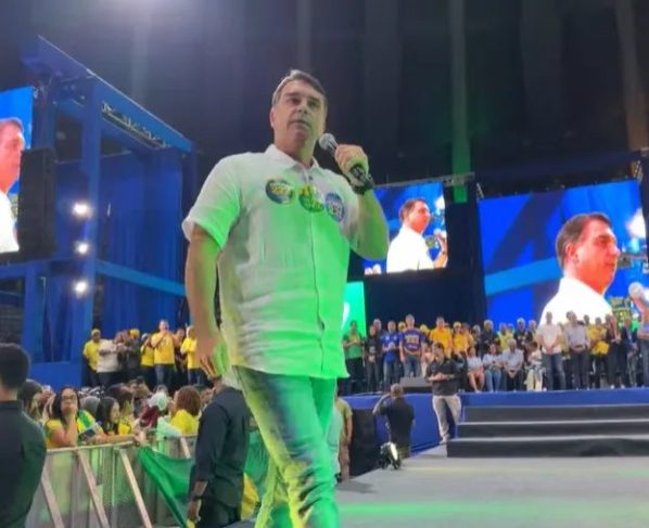 Em ato no Rio, Flávio Bolsonaro defende anistia para golpistas e radicaliza discurso sobre segurança