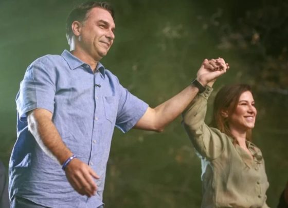 Em evento do PL-DF, Flávio mira no eleitorado feminino e elogia esposa