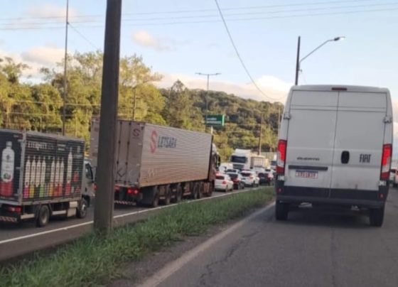 Engavetamento na BR-101 deixa rodovia com apenas uma faixa livre em Joinville