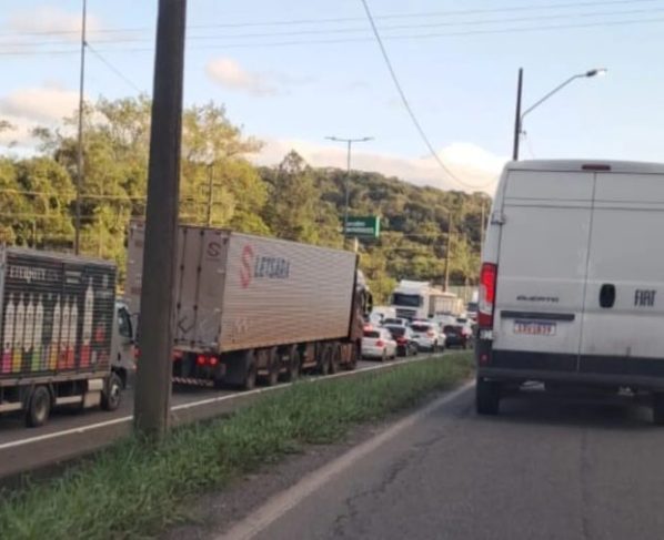 Engavetamento na BR-101 deixa rodovia com apenas uma faixa livre em Joinville