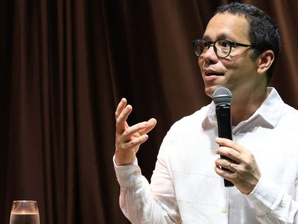 Escritor diz que literatura tem poder de humanizar e levar à reflexão