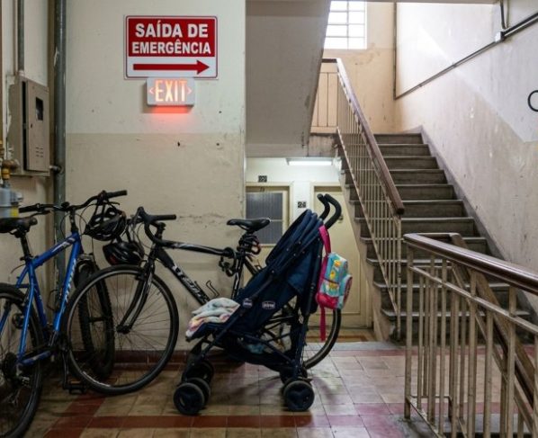 Família guarda bicicletas e carrinho de bebê no vão perto da escada por 6 anos sem receber reclamações, mas nova vistoria identifica a passagem como rota de saída e condomínio pede a retirada