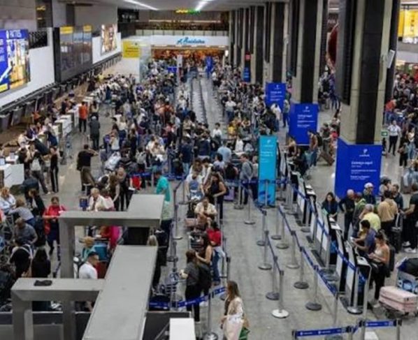 Família receberá R$ 20 mil de indenização por atraso de 14h em voo