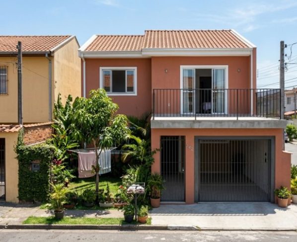 Família reforma sobrado, abre varanda e novas janelas e ao vizinho iniciar uma obra, descobre que as aberturas ficaram perto demais da divisa, vizinho percebe e caso vai parar na justiça alegando falta de privacidade