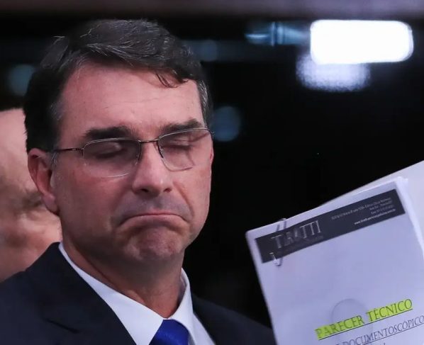 Flávio Bolsonaro aparece filiado ao partido Missão e não consegue registrar candidatura pelo PL