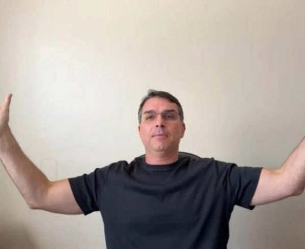 Flávio Bolsonaro critica decisão de Moraes no Dia dos Pais