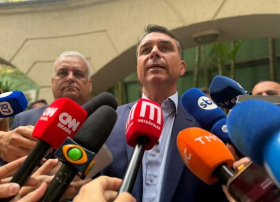 Flávio Bolsonaro defende texto alternativo à PEC do fim da 6x1