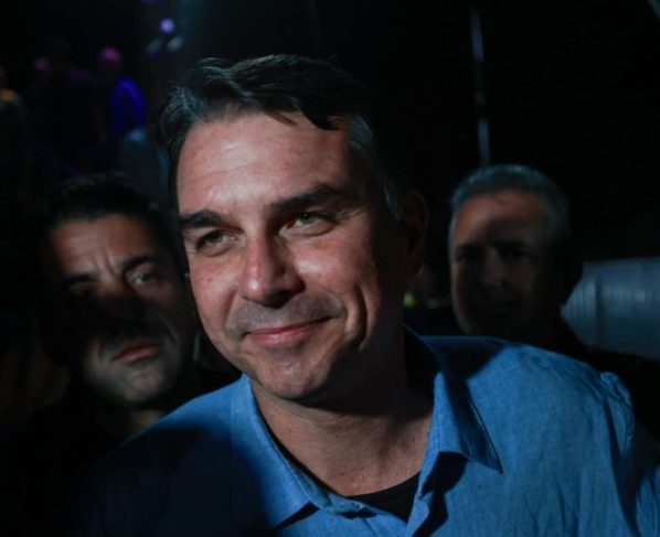 Flávio Bolsonaro encontra Neymar antes de jogo Vasco x Santos no Rio