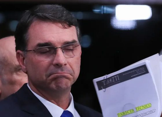 Flávio Bolsonaro mente no currículo e até candidatos da direita criticam o senador