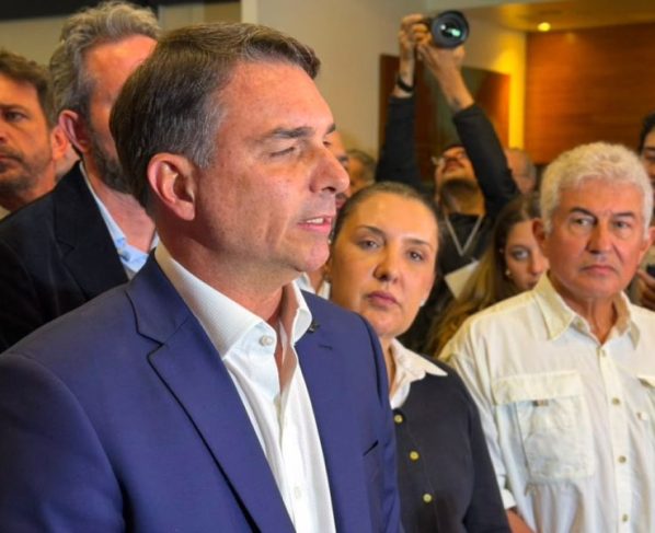Flávio Bolsonaro vai conversar com ministro de Bukele sobre segurança