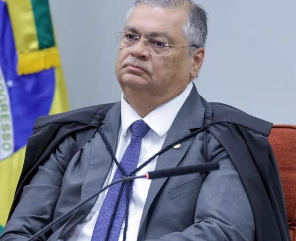 Flávio Dino declara nulas emendas parlamentares solicitadas ou indicadas por presidentes de partidos e envia respostas de partidos à PF