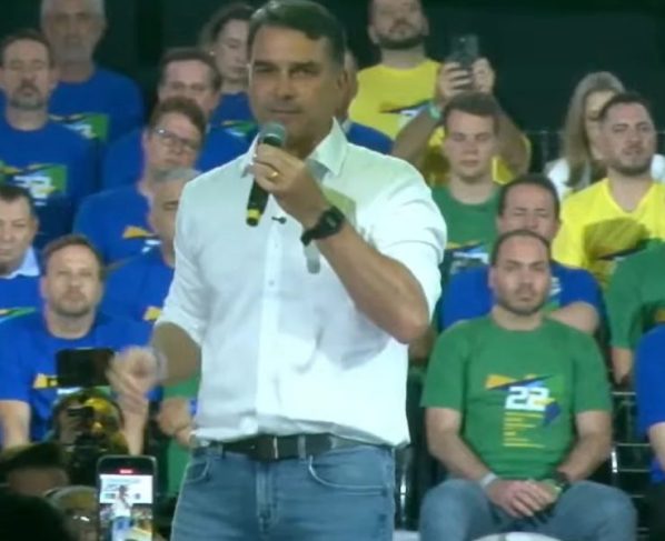 Flávio divulga formação correta após negativa da UFRJ sobre pós-graduação