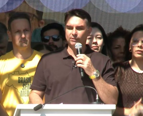Flávio pede bloqueio de redes e multa a investigado por ameaça em MG