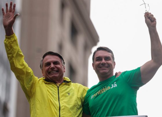 Flávio recorre a símbolos de Bolsonaro na largada da campanha
