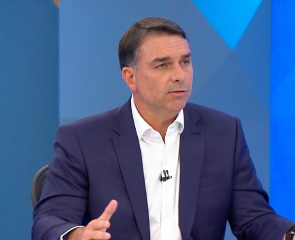 Flávio se esquiva sobre contrato de Dark Horse e Vorcaro: "Não cabe a mim"