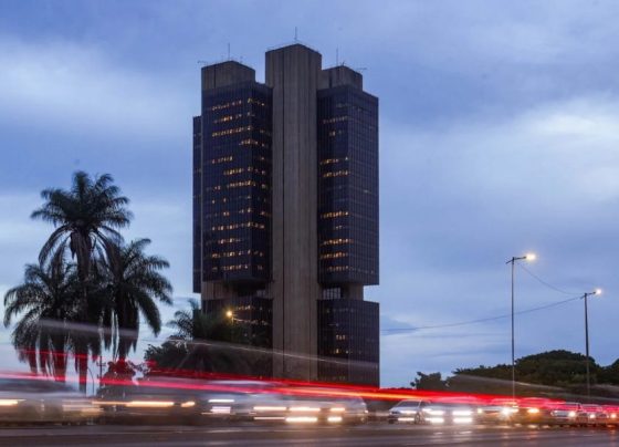 Focus: mercado projeta Selic a 13,75% até fim de 2026 e inflação menor