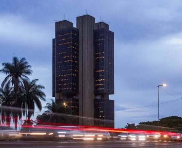 Focus: mercado projeta Selic a 13,75% até fim de 2026 e inflação menor