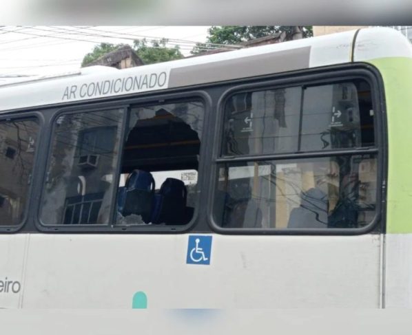 Fonoaudióloga baleada no pescoço em ônibus no Rio está em estado grave