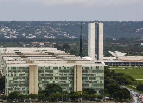 Governo amplia gastos fora do teto e enfraquece meta fiscal em 2026