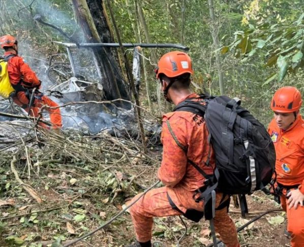 Helicóptero cai em área de mata no Rio e deixa ao menos 4 mortos