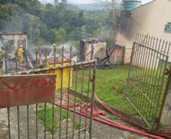 Homem ateia fogo na própria casa, liga para a polícia e espera para ser preso em SC