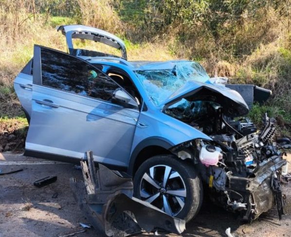 Homem de 84 anos fica preso às ferragens após acidente com caminhão na SC-154