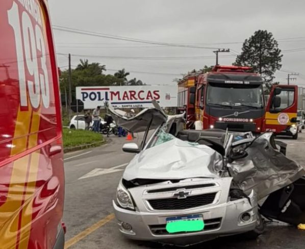 Homem fica preso em carro após acidente na SC-447 e precisa ser retirado pelo teto
