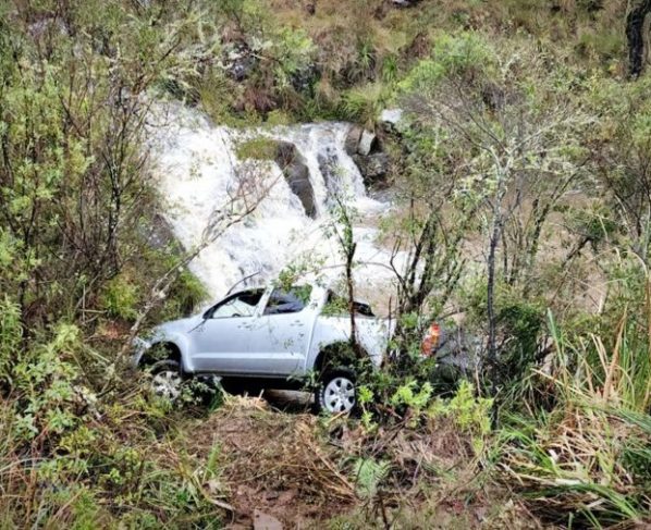Homem morre após caminhonete capotar e cair em curso d’água em São Joaquim