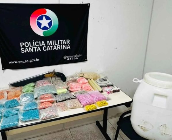 Homem procurado por homicídio é preso com 24 mil comprimidos de ecstasy e arma em SC