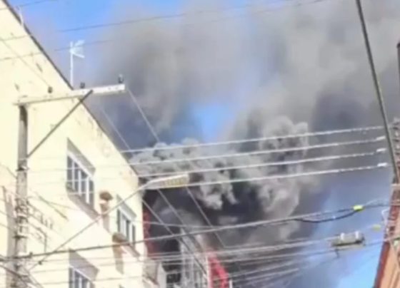 Incêndio atinge loja e fumaça densa chama a atenção em Manaus