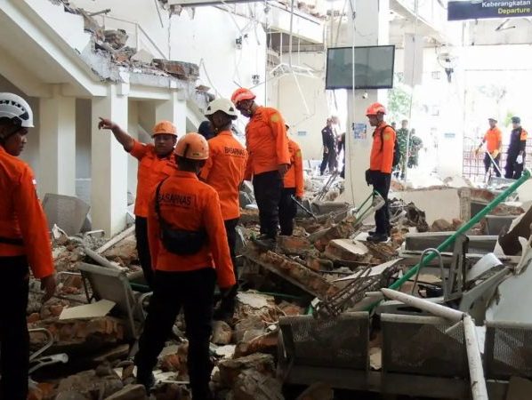 Indonésia: número de mortos no terremoto chega a 100