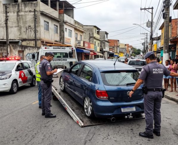 Jovem compra carro com suspensão rebaixada, não verifica o documento e tem o veículo apreendido na primeira blitz por alteração de característica original