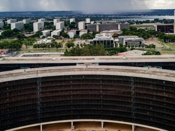 Justiça suspende demissões em massa de trabalhadores das Casas Bahia