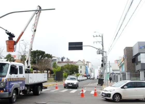 Lages instala novo semáforo em cruzamento no Centro