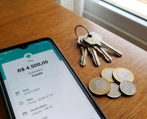 Locatário entrega caução de 3 aluguéis via Pix no início do contrato e quando deixa o imóvel descobre que dinheiro deveria ter sido depositado em poupança com os rendimentos a seu favor