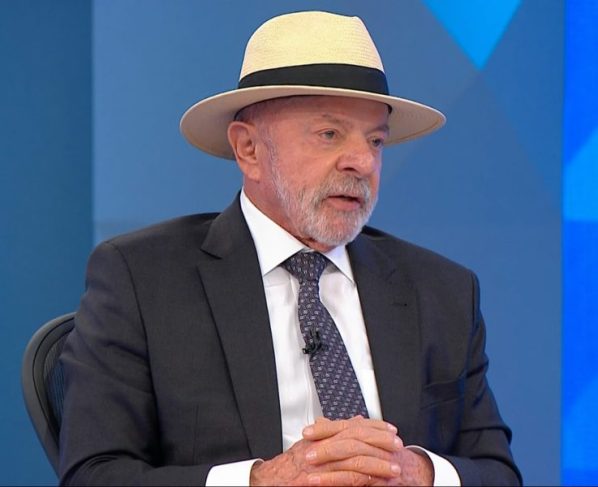 Lula defende Correios, mas diz que estatal não se adaptou aos novos tempos