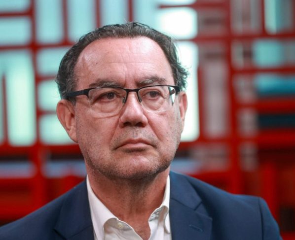 Mandato de 8 anos e magistrados de carreira: Cury defende reforma no STF