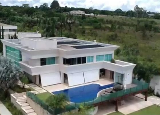 Mansão de R$ 6,2 milhões no Lago Sul fez patrimônio de Flávio disparar