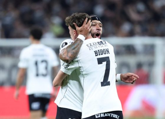 Memphis Depay anota assistência em retorno aos campos pelo Corinthians