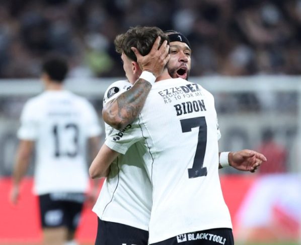 Memphis Depay anota assistência em retorno aos campos pelo Corinthians