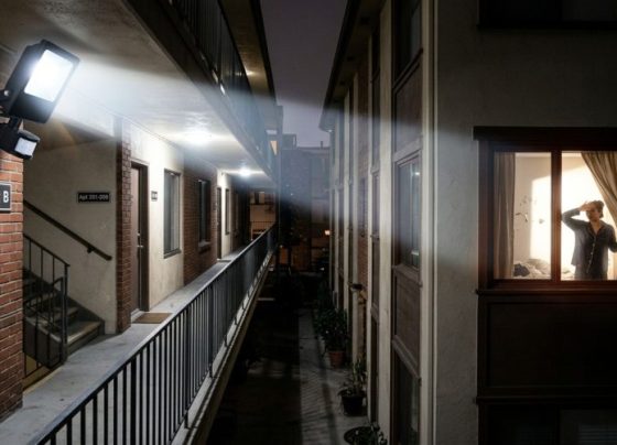 Morador coloca refletor com sensor de presença no corredor para aumentar a segurança, vizinha reclama que a luz invade o apartamento e síndico exige ajuste no alcance