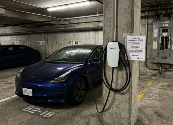 Morador instala carregador de carro elétrico na vaga para abastecer durante a noite, vizinhos questionam a rede antiga e risco de incêndio, fazendo síndico suspender o uso até apresentação de laudo técnico