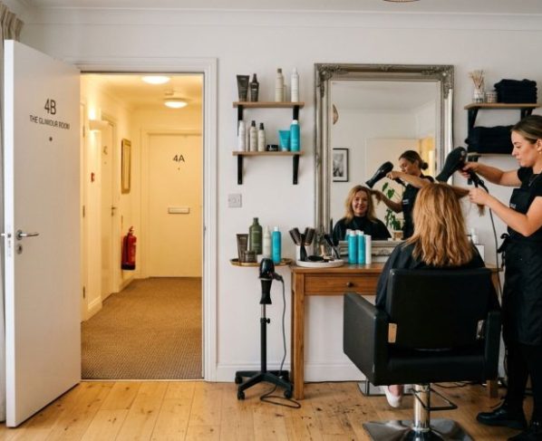 Moradora transforma a sala em salão de beleza e começa a receber clientes, condomínio reclama do entra e sai e síndico exige interrupção da atividade comercial