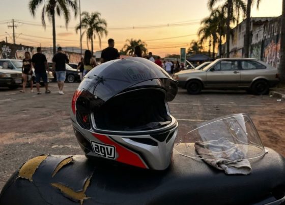 Motociclista compra capacete com viseira escura para pilotar durante o dia, mas descobre numa abordagem noturna que o Contran exige outra configuração