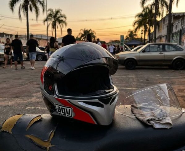 Motociclista compra capacete com viseira escura para pilotar durante o dia, mas descobre numa abordagem noturna que o Contran exige outra configuração