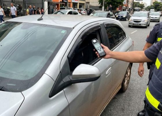 Motorista coloca película mais escura para reduzir o calor e ganhar mais privacidade dentro do carro, mas descobre na blitz que os vidros precisam manter a transparência mínima de 70%